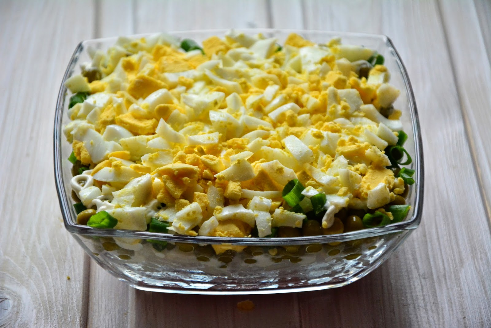 салат оливье на терке слоями. салат оливье слоями. как сделать оливье слоями.