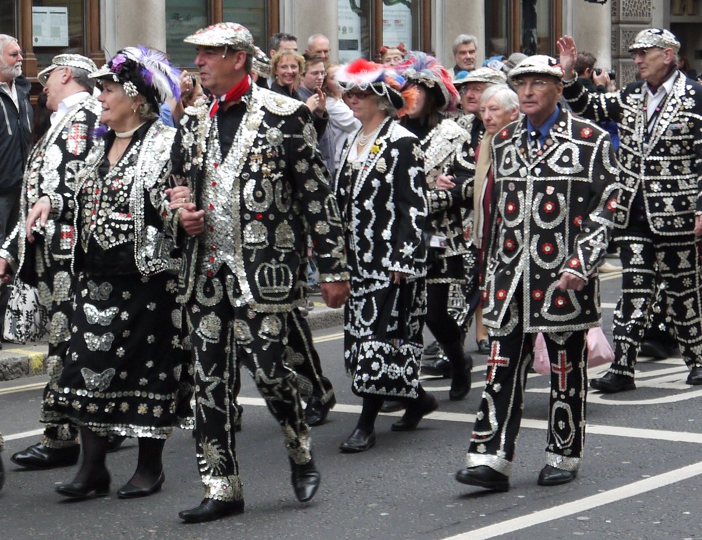 Nowadays british kings and queens use the. Жемчужные короли и королевы (pearly kings and queens). перламутровые король и королева в великобритании. кокни в англии.