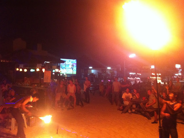 Juegos de fuego en la playa Juegos de fuego en la playa