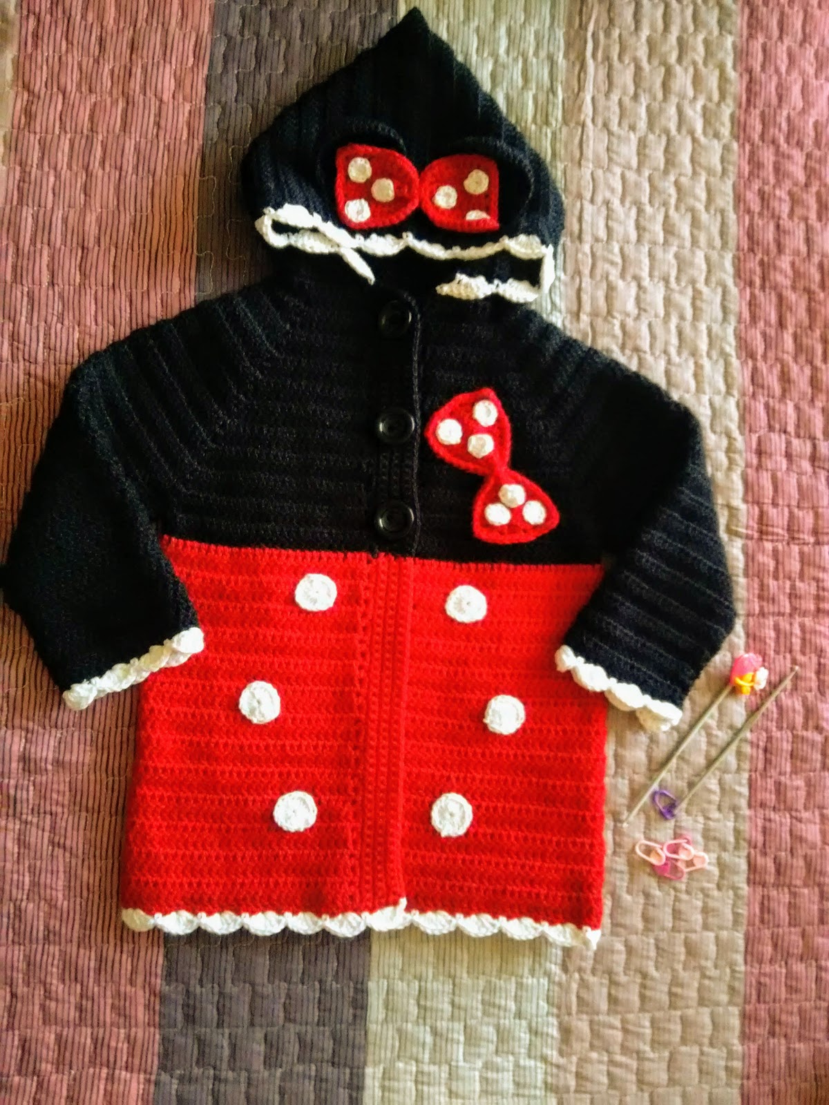 crochando mimos con Abrigo o sweter de Minnie Mouse a crochet.