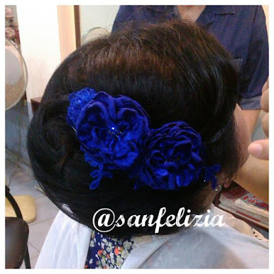 Headpiece pesta handmade biru elektrik untuk perpaduan gaun pesta semi ballgown. Handmade hiasan rambut pesta 3D buatan tangan sesuai pesanan. Warna biru elektrik atau biru terang. Terima pesanan jahit hiasan kepala untuk dipakai bersama kebaya, dress, gaun pengantin atau gaun pesta.