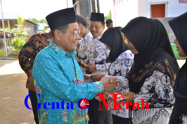 Pemkab Mesuji Serahkan Tamsil Untuk 1.454 Guru Non PNS