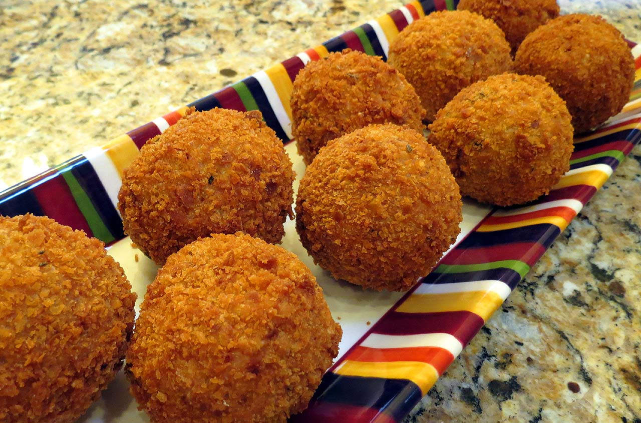 suppli arancini served ball fried rice italian rome balls coated mozzarella breadcrumbs tomato sauce around