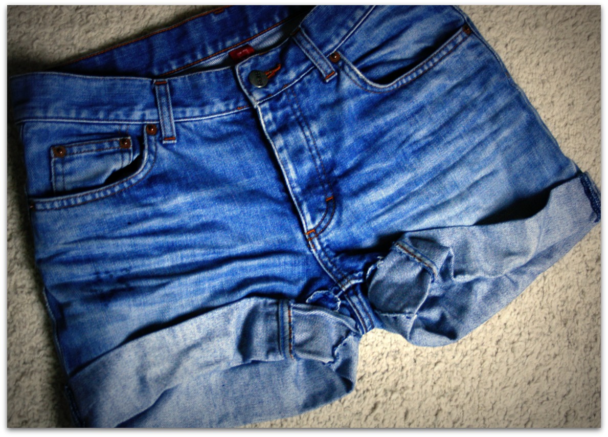 Need(le) It: DIY PROJECT: Cut off ripped Jeans shorts