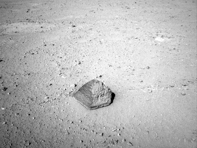 Jipe robô Curiosity entra pedra em forma de pirâmide em Marte