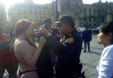 escritora prostituta se desnuda protestando por pirateria de libros en peru