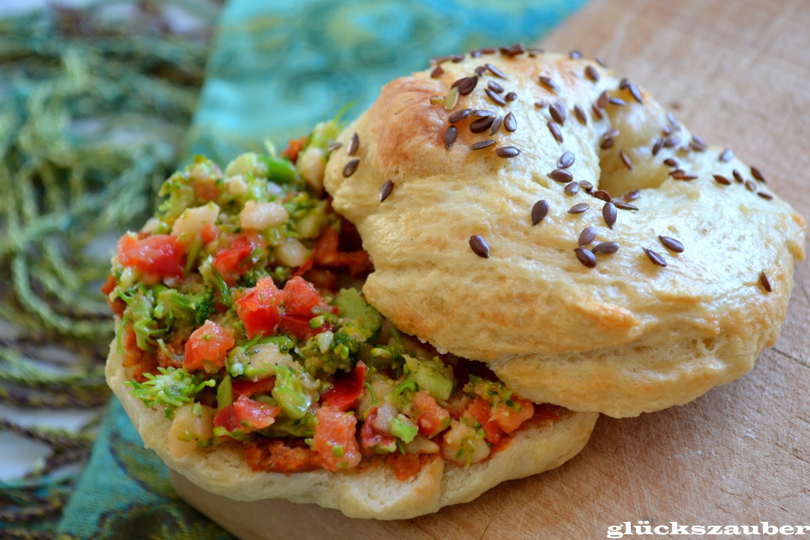 glückszauber : Bagels mit Tomaten-Pesto und Brokkoli-Salat glückszauber : Bagels mit Tomaten-Pesto und Brokkoli-Salat