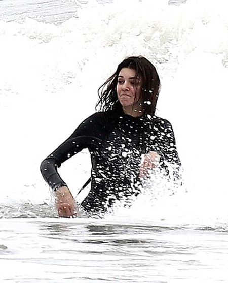 Retro Bikini: Kendall Jenner plays paddle boarding in “Pink Bikini