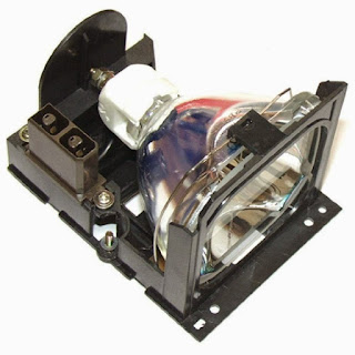 Thay bóng đèn máy chiếu chính hãng Đại Phát Thay bóng đèn máy chiếu chính hãng Đại Phát