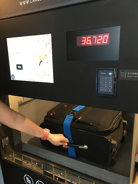 旅客透過房卡進行身份識別，放入行李、系統自動秤重以判別適合的行李櫃尺寸，接著可負重200公斤的ABB機器人就會把行李放到櫃中。（圖片來源：詹子嫻攝）