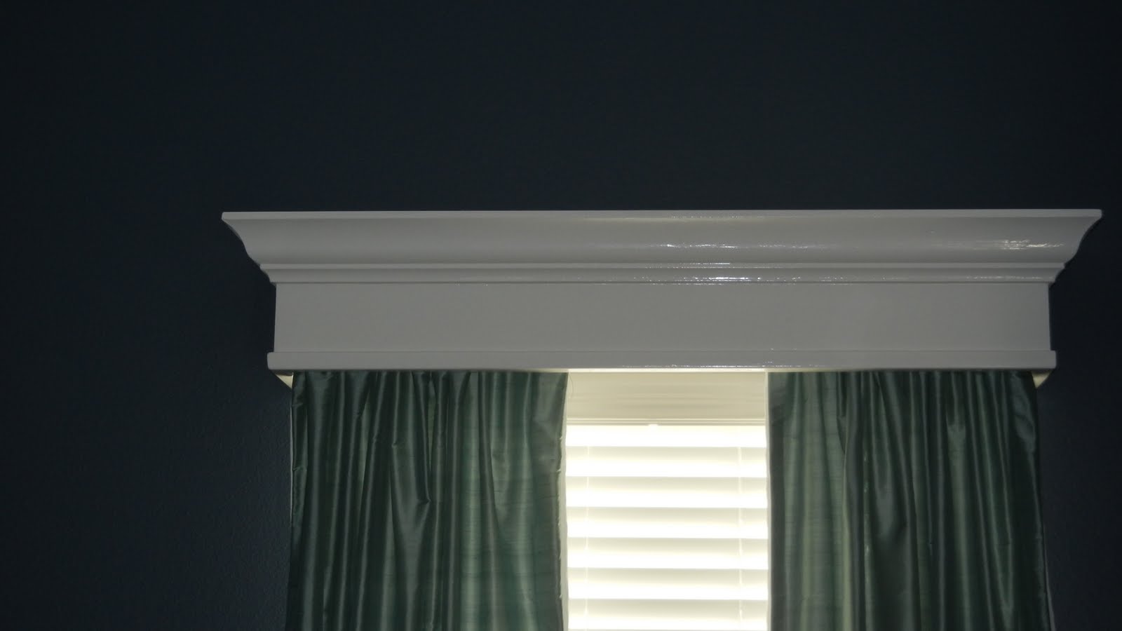 That MOM With Sparkly Heels DIY Cornice Box