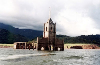 Iglesias católica sumergida en un lago