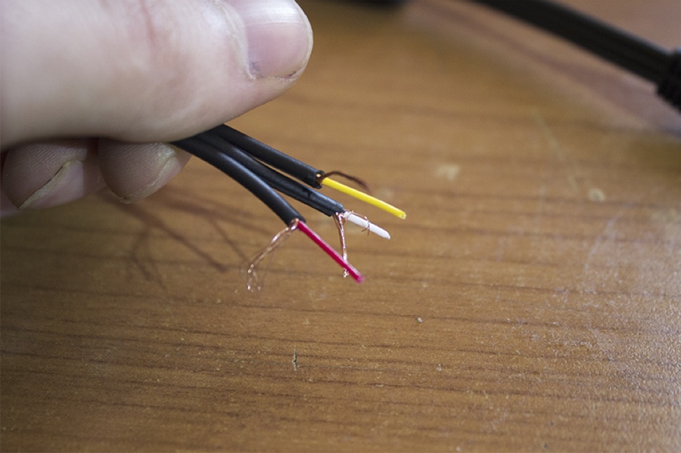 зелёный кабель на камеры видеонаблюдения. колодка питания магнитолы нива. красный и желтый провод на магнитоле. 5 jack hi-fi elementarno. желтый красный провод.