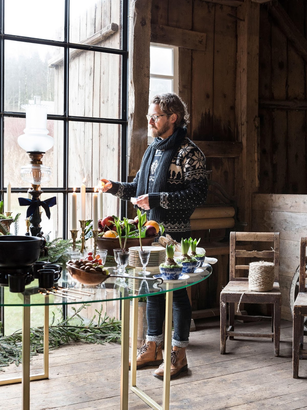 уютная жизнь. у окна. атмосфера хьюгге. уют в квартире. тепло в доме.