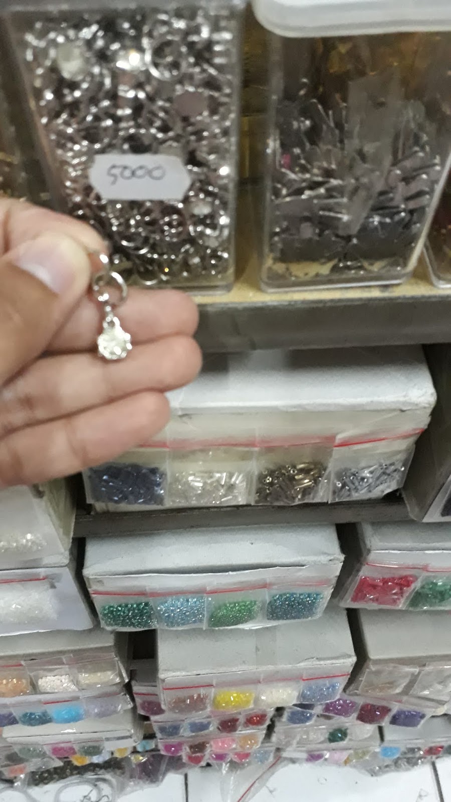 Mampir di Toko Maju Mayestik; Yang Terselip Diantara