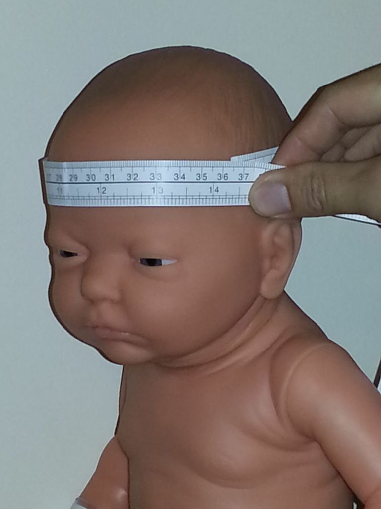 Окружность головы доношенного. Измерение окружности головы. Окружность головы у детей. Окружность головы новорожденного. Обхват головы у новорожденных.