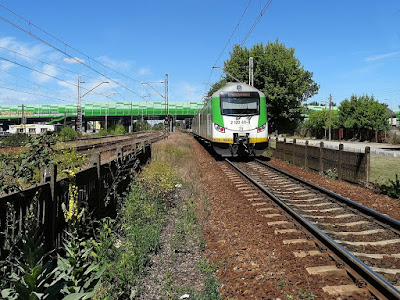 EN57AL-1648 jako pociąg KM odjechał z przystanku Warszawa Gocławek