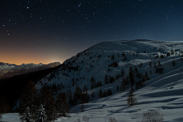 Il Monte Pore da Fedare, coperto di neve in una notte senza luna