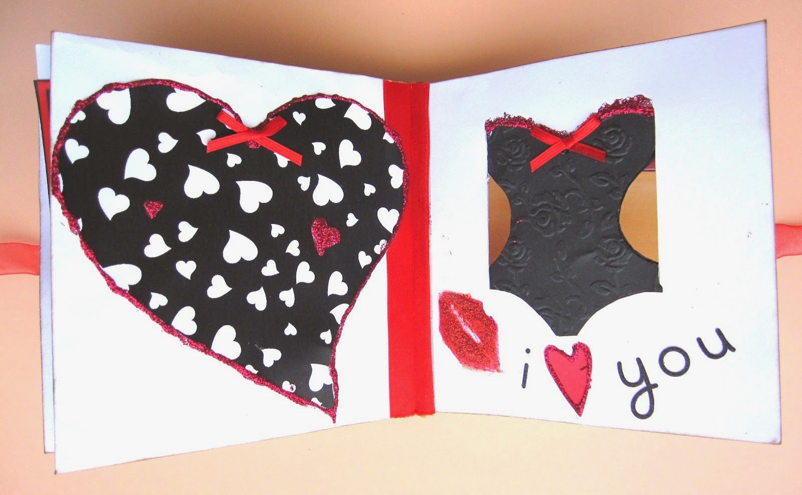 foto 1 decoración interior LOVE mini-álbum a la izquierda corazón negro con corazones blancos dentro y lazo rojo y a la derecha tarjeta corsé negro con detalles en rojo, labios y mensaje ‘I love you!