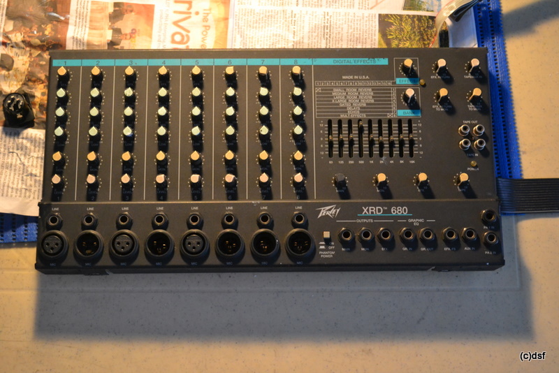  df X Peavey XRD 680 Powered Mixer