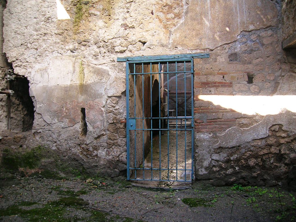 Casa de los Vetii. 1. Patio de la entrada secundaria y puerta de acceso al atrio pequeño.  (Reg VI, Ins 15, 27)