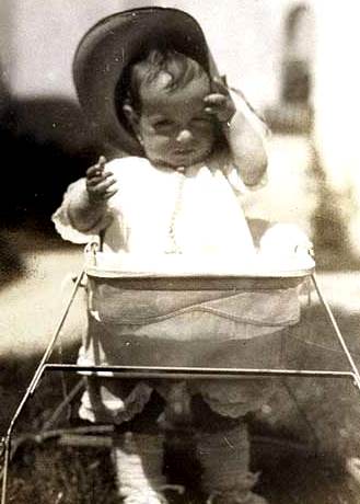 Roberto Gómez Bolaños Foto de Roberto Gómez Bolaños en su silla de rueda