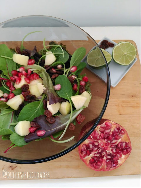 Ensalada de brotes, granada y manzana con vinagreta de lima