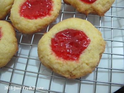Resep Thumbprint Cookies dengan Selai Strawberry