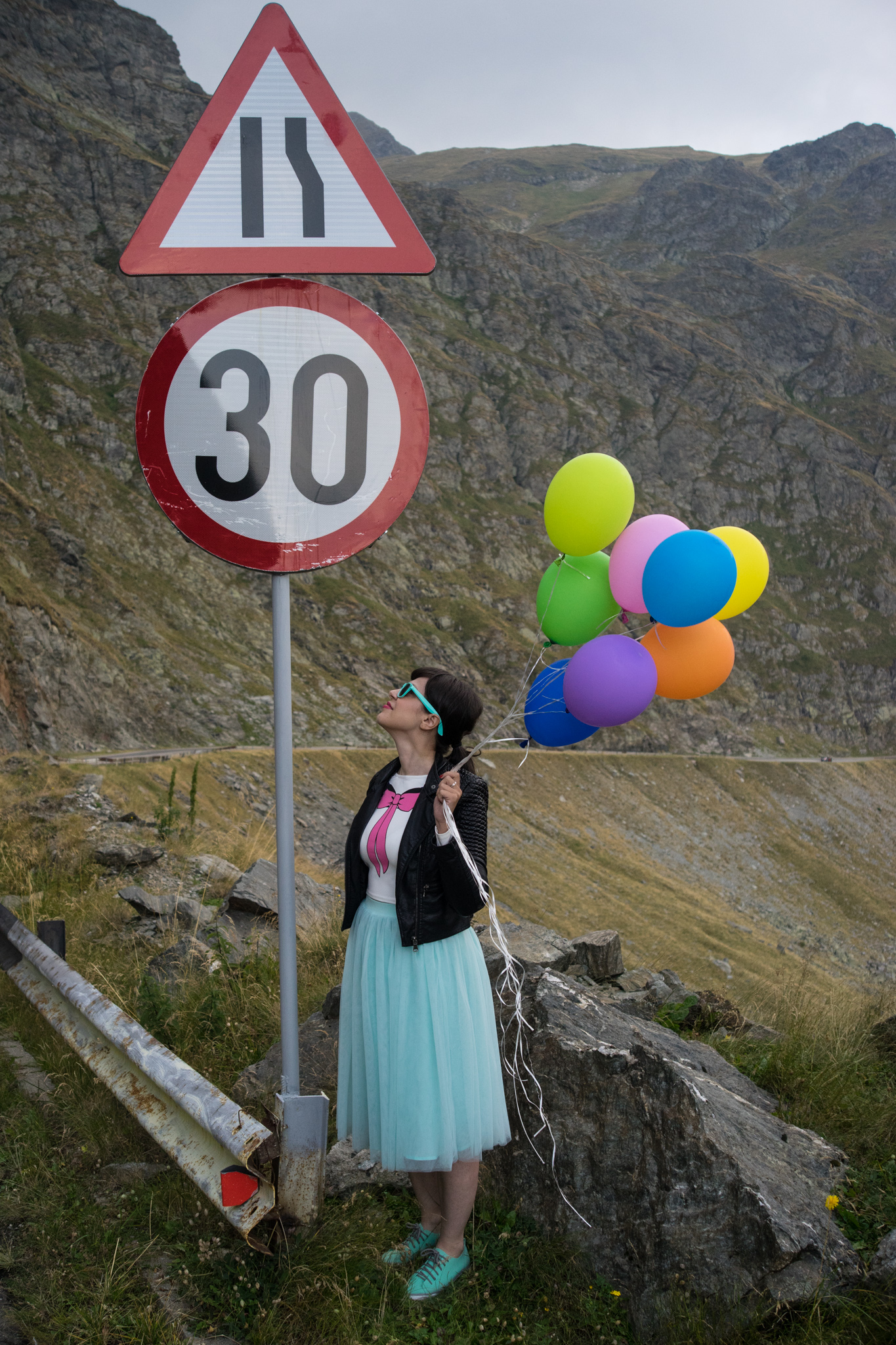 special 30th birthday photo shoot - tutu, bows and colorful balloons koton mint tulle skirt mint sneakers h&m crop top pink bow new yorker leather jacket rockish vibes rock brasov transfagarasan romania 