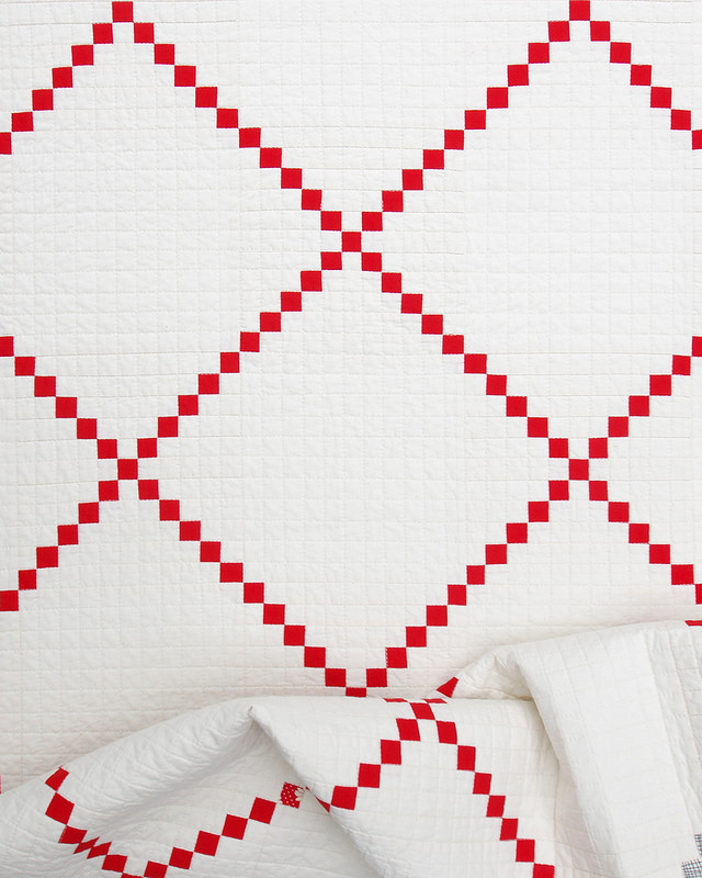 Red and White Irish Chain Quilt | © Red Pepper Quilts 2017