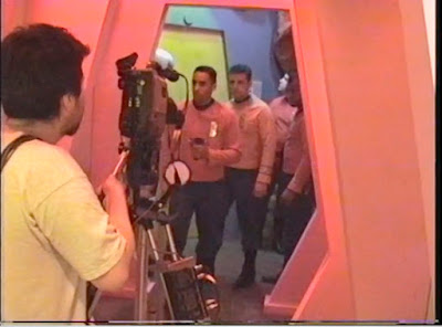 Escena del interior de las instalaciones andorianas. En primer término se ve la videocámara S-VHS original con la que grabaron la mayor parte del episodio.