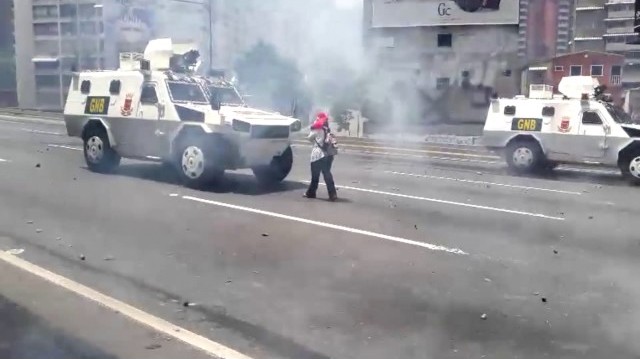 La mujer del tanque: Símbolo de la resistencia en Venezuela La mujer del tanque: Símbolo de la resistencia en Venezuela