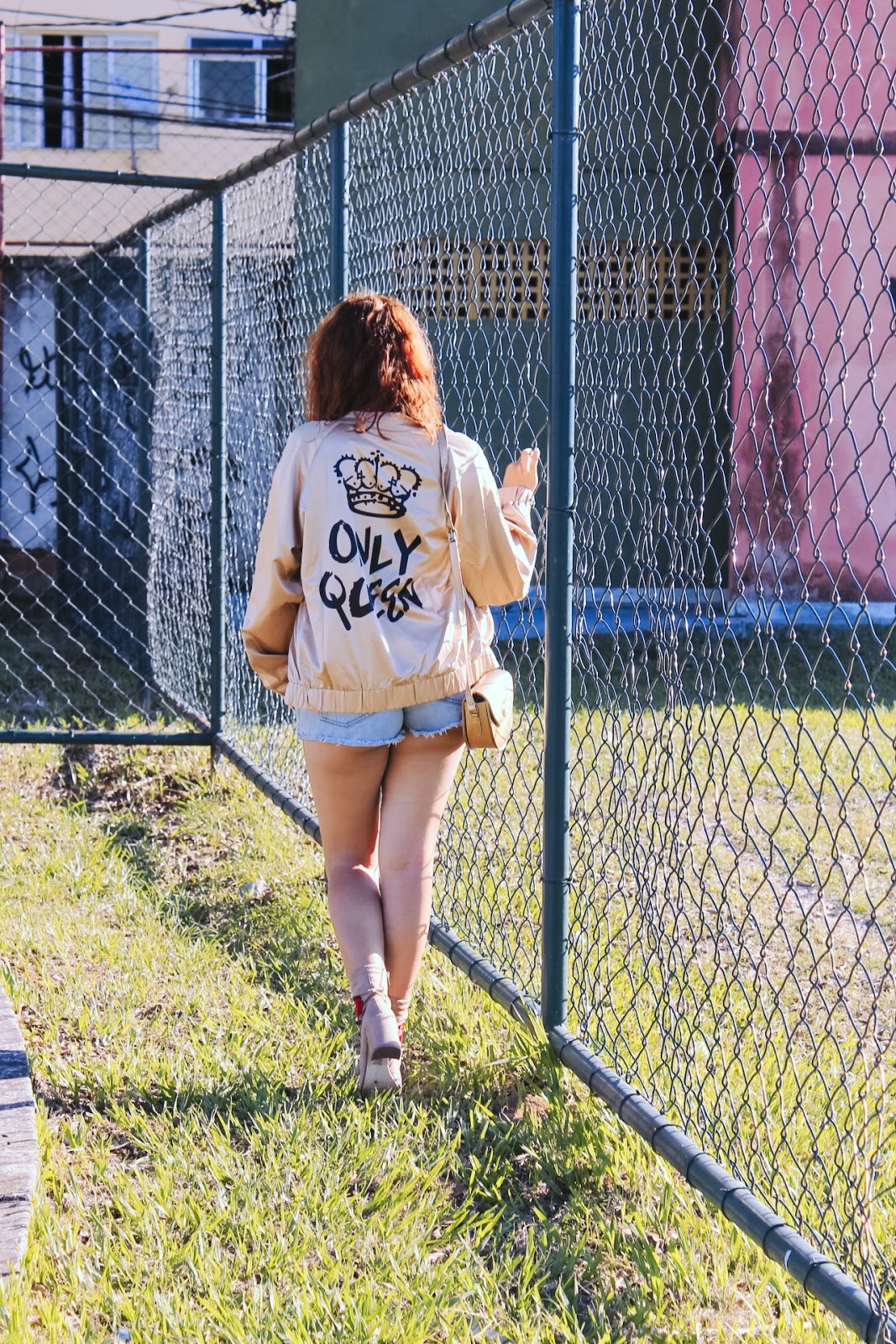 look street style, look urbano, bomber jacket, look bomber dourada, look bota bordada com flor, look girl power, look shorts com bota, look bomber com shorts, look neutro look street style, look urbano, bomber jacket, look bomber dourada, look bota bordada com flor, look girl power, look shorts com bota, look bomber com shorts, look neutro