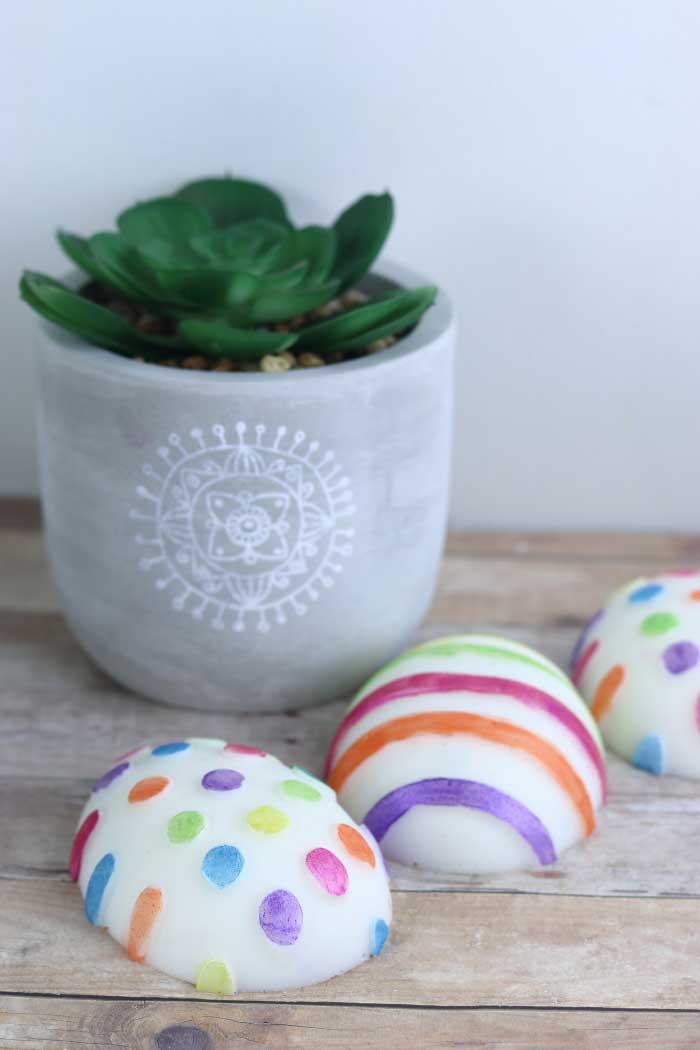 If you need soap making ideas, learn how to paint soap with mica powder and alcohol.  This siap making diy is easy with melt and pour soap. This DIY easter crafts is so cute!  Use an Easter egg mold to make soap and then paint it for a DIY easter ideas.  Making homemade soap like this is easy to do and doesn’t take long.  #diy #soap #easter