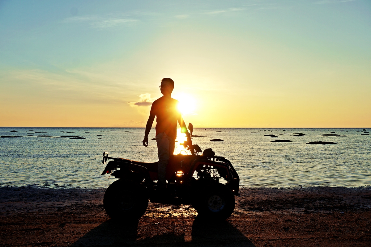 Gambar Orang Romantis di Pantai