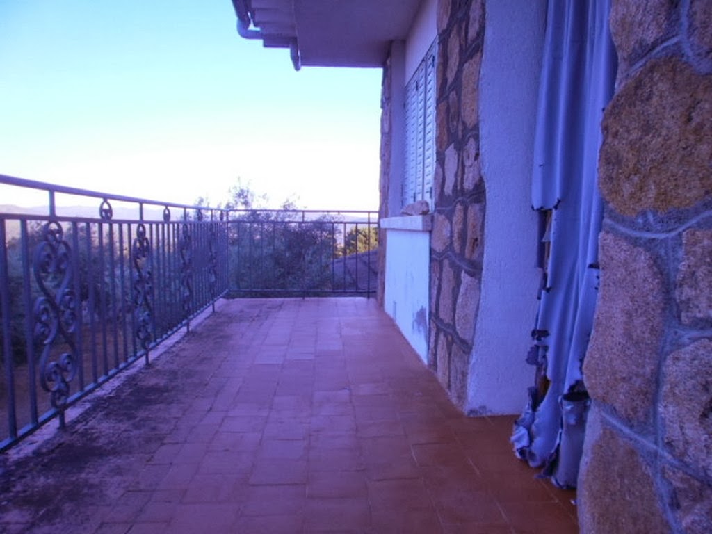 Los Sitios de Nadie: Parcela con chalet y cobertizo.