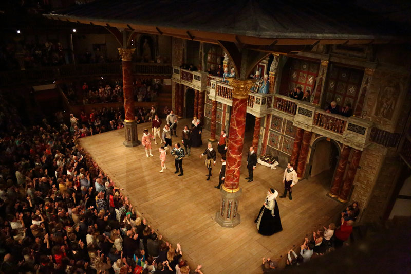 Shakespeare s theatre. Театр Глобус Шекспира. Уильям Шекспир театр. Театр Глобус в Лондоне. Шекспировский театр Глобус в Лондоне.