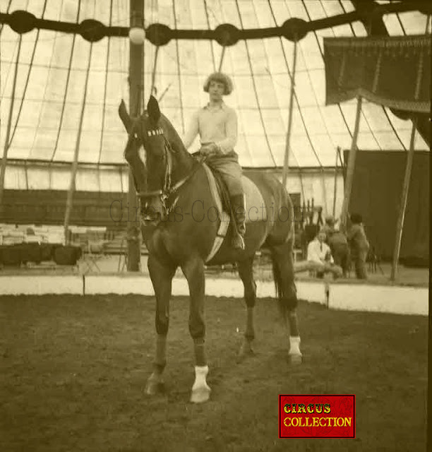 Fredy Knie sur son cheval dans la piste du cirque pendant les répétitions du matin
