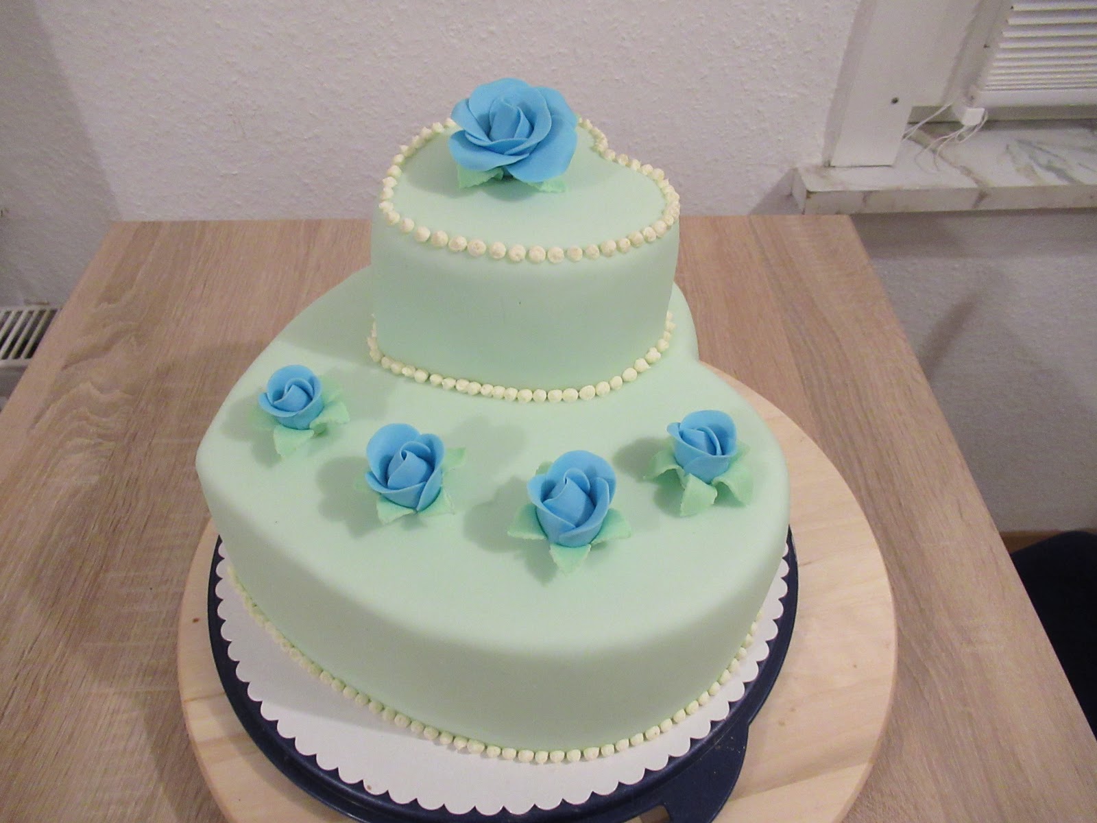Hochzeits-Torte. Doppelstöckige Herzen mit Rosen. Fondant