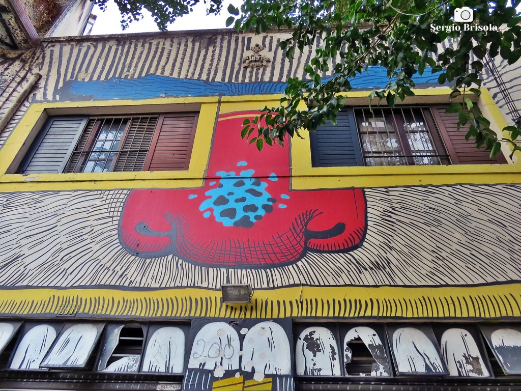 Grafite em Fachada da Rua Dr Carvalho de Mendonça - Descubra Sampa