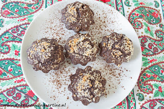 Koolhydraatarme 'sneeuwsterren' met kokos en chocolade Koolhydraatarme 'sneeuwsterren' met kokos en chocolade