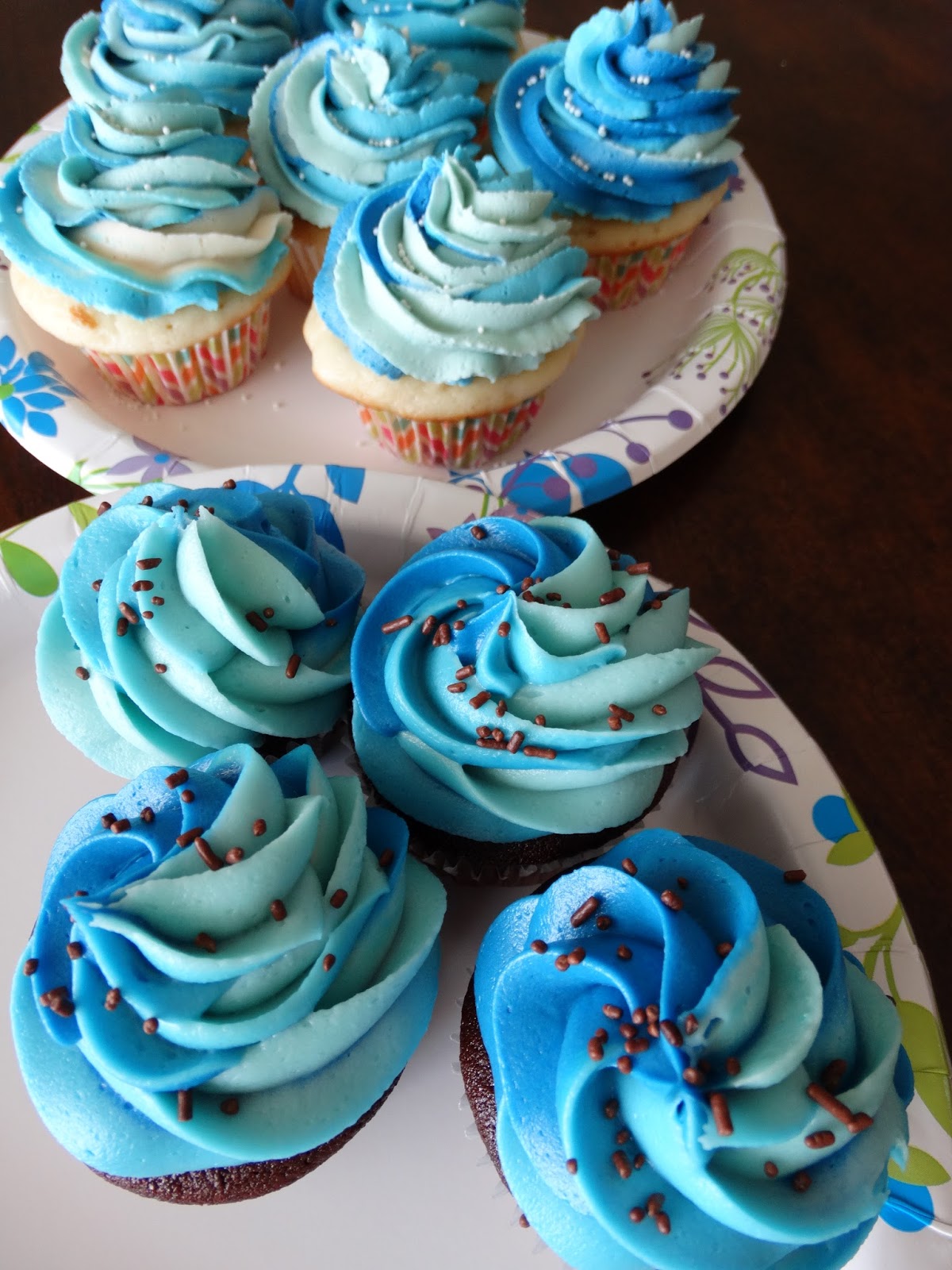 sweets-to-the-sweet-ocean-blue-cupcakes