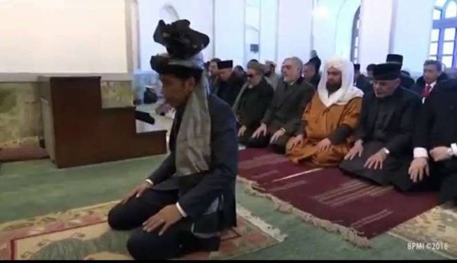 Viral, Presiden Jokowi Imami Shalat Jama'ah di Afghanistan, Sebelumnya Pakaikan Peci Hitam utuk Presiden Ashraf Ghani, Netizen Komentar Salut...