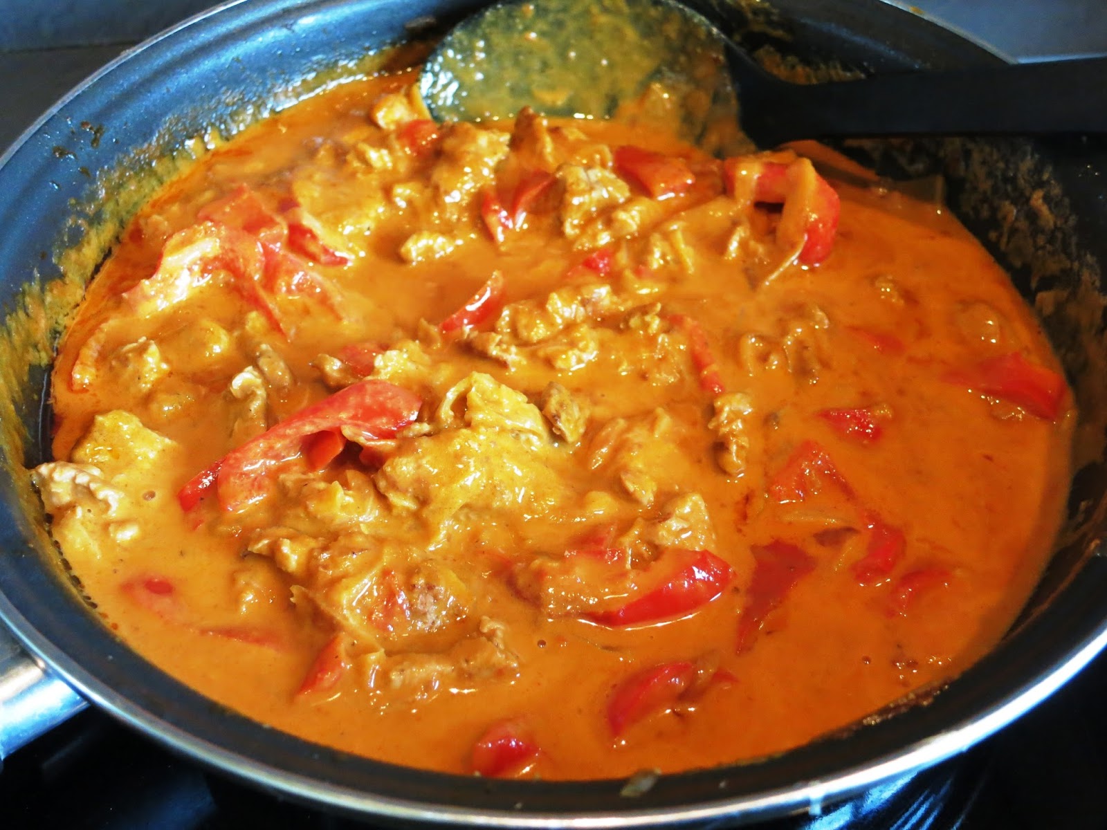 Cuisine solo Sauté de porc au paprika et lait de coco
