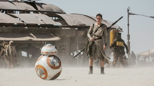 Daisy Ridley como Rey, junto con BB-8, en Star Wars: The Force Awakens