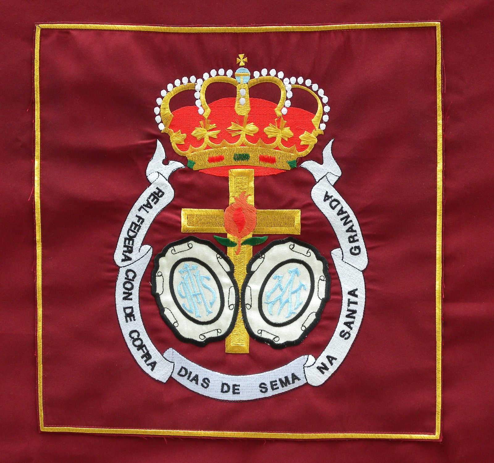 Granadas en Granada Granadas en los escudos de las cofradías granadinas