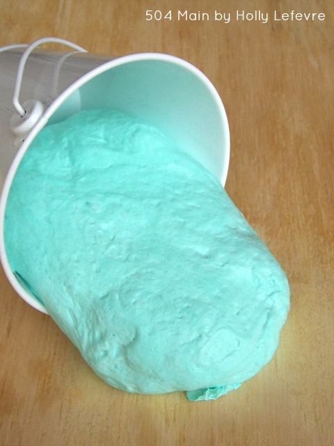 Simple ingredients and a lot of fun thanks to fluffy slime