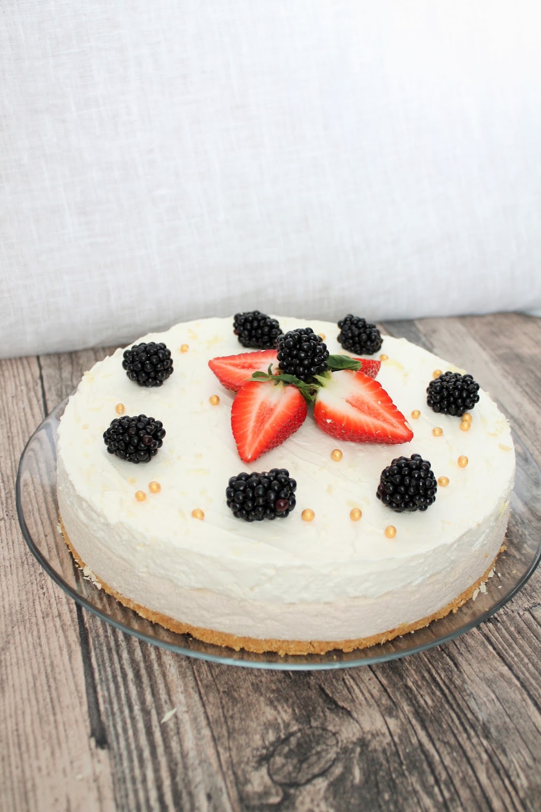 herkkusuut Mustaherukkavalkosuklaa juustokakku