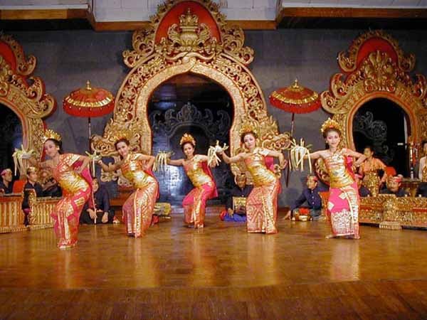 Indonesian Dance: Pendet Dance : Bali Dances