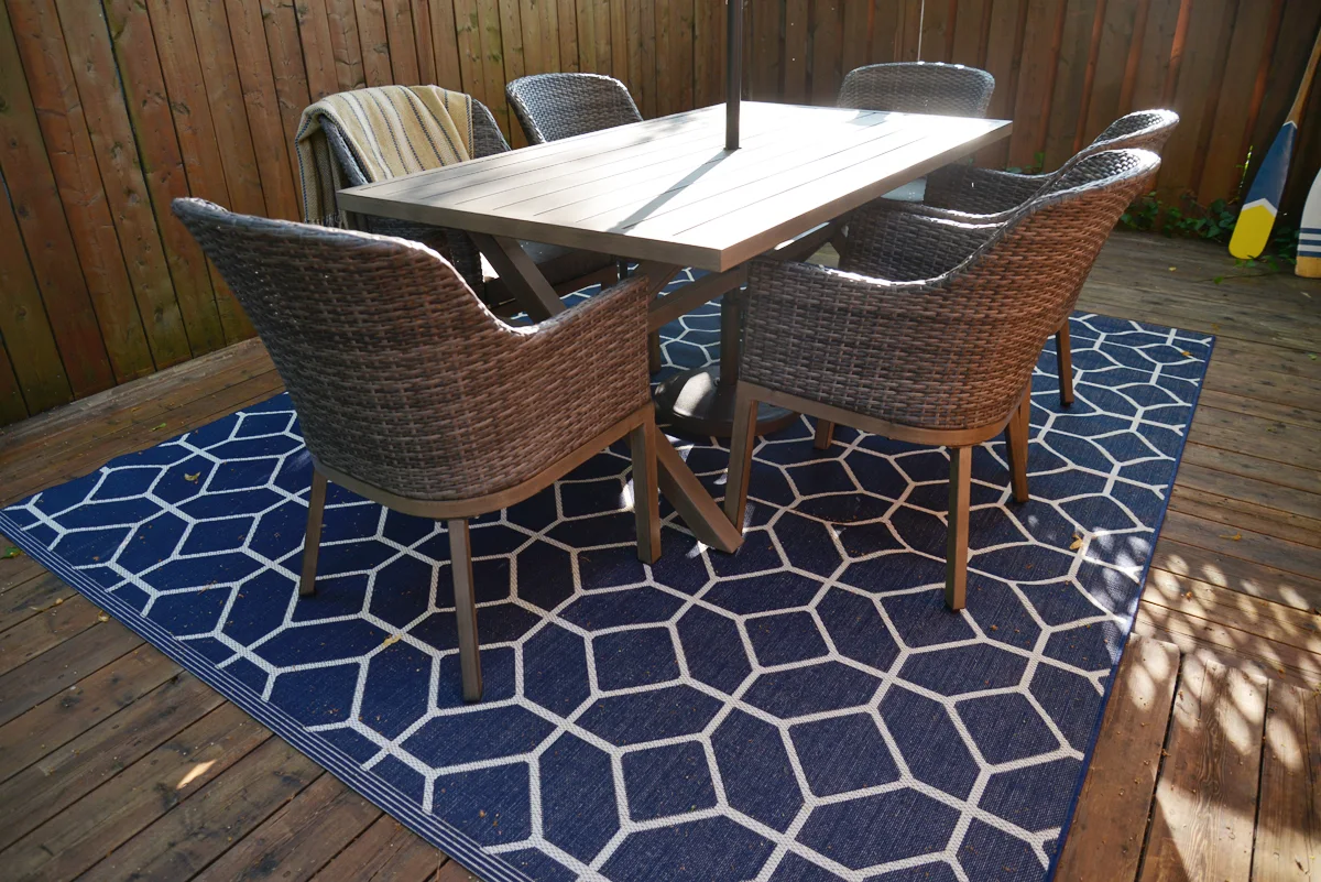 blue and white outdoor decor, striped patio umbrella, geometric outdoor rug